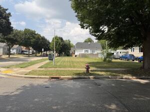 16 S 89th  St in West Allis wi. List Price: $35,000
